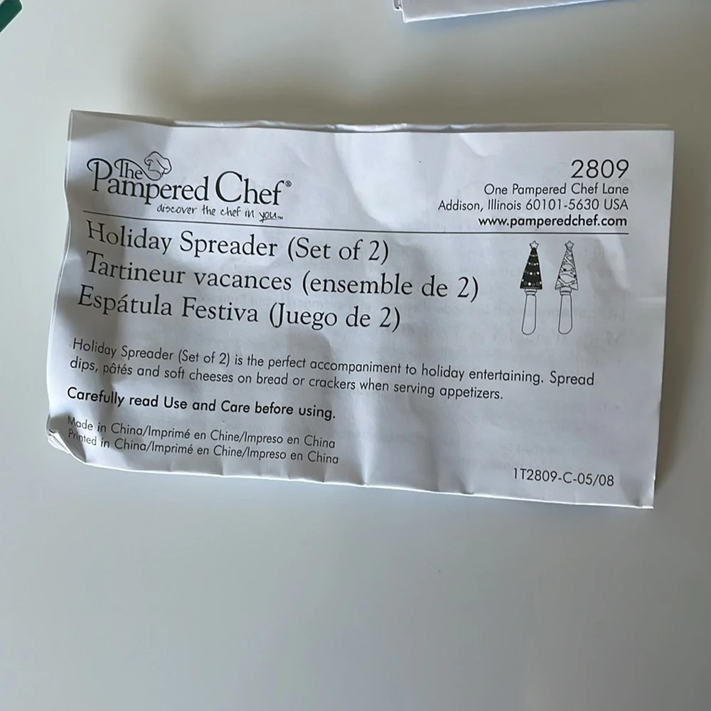 The Pampered Chef Holiday Serving Plate and‎ Set of 2 Holiday Spreaders.